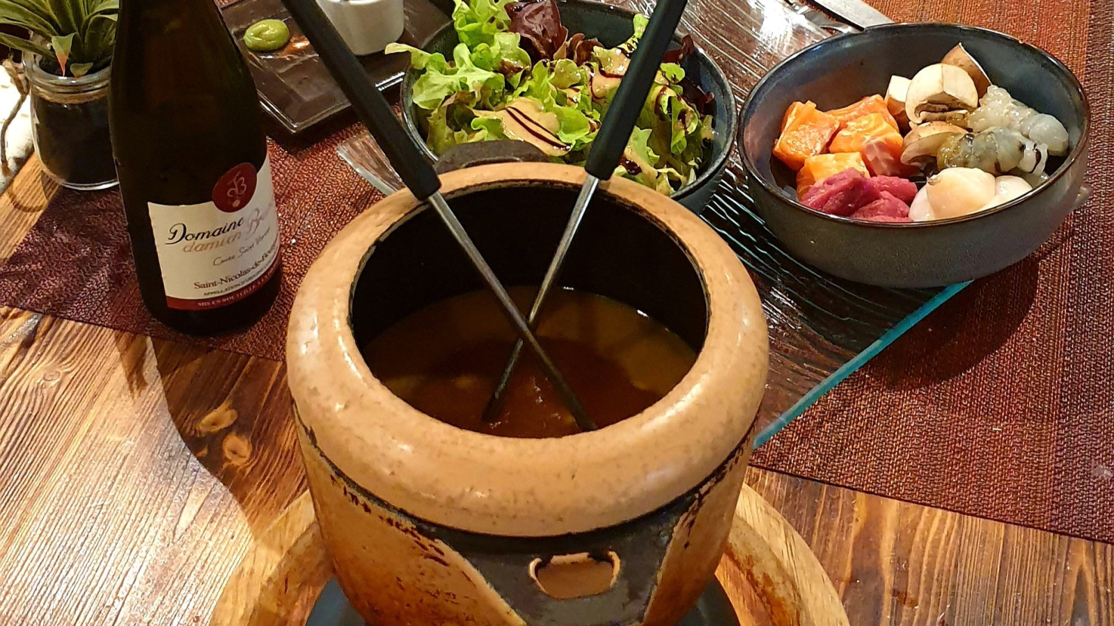 Assortiment de poisson et crustacés à cuire dans un bouillon miso 