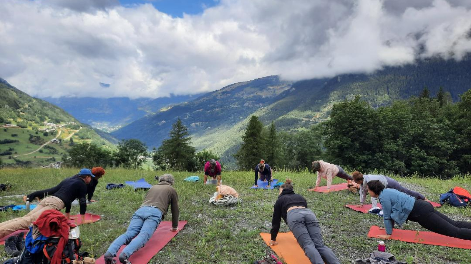 séance de yoga en plein air dans la montagne