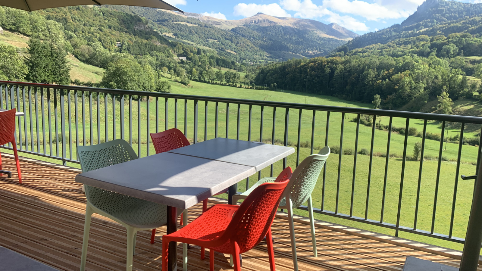 terrasse avec vue sur puy mary