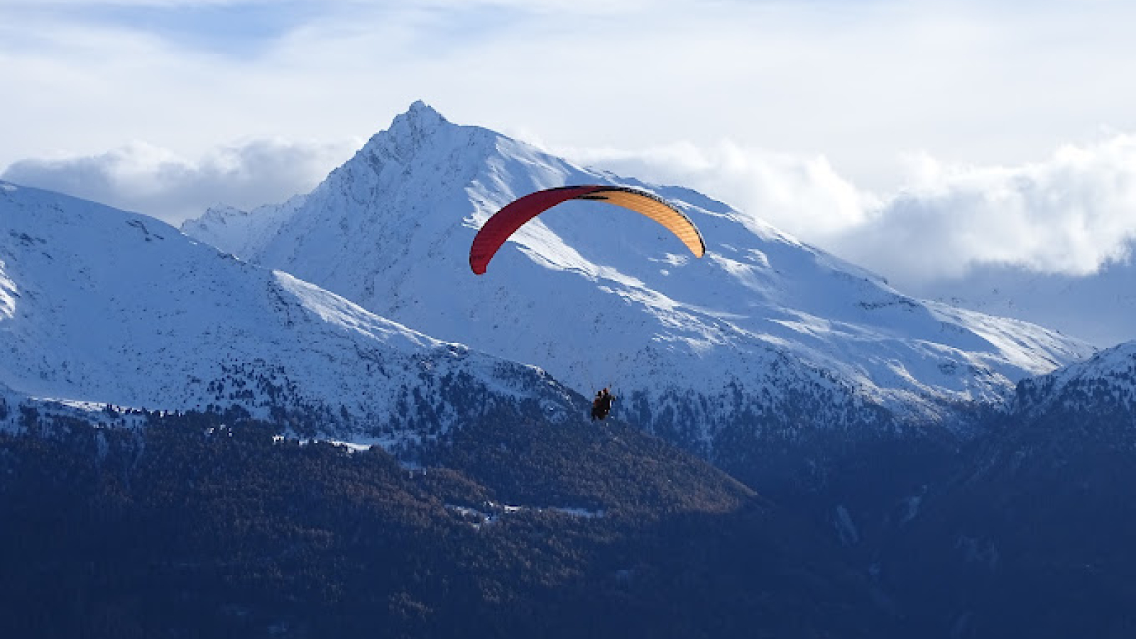 Tandem paragliding flight with Théo Camus