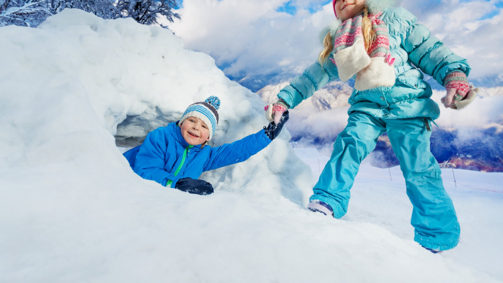 Enfants dans un igloo