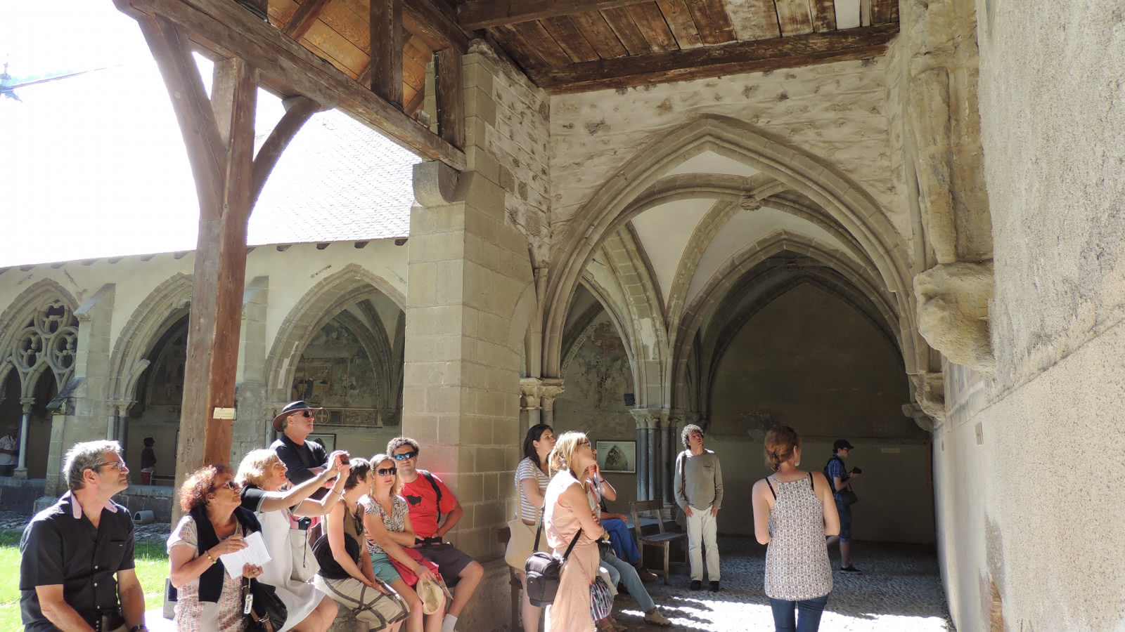 ^Visite du cloître de l'abbaye d'Abondance