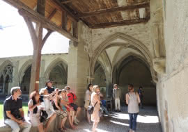 ^Visite du cloître de l'abbaye d'Abondance