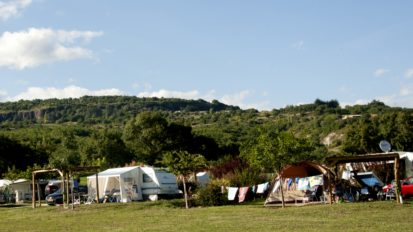 Camping les Arches à St Jean le Centenier - emplacements