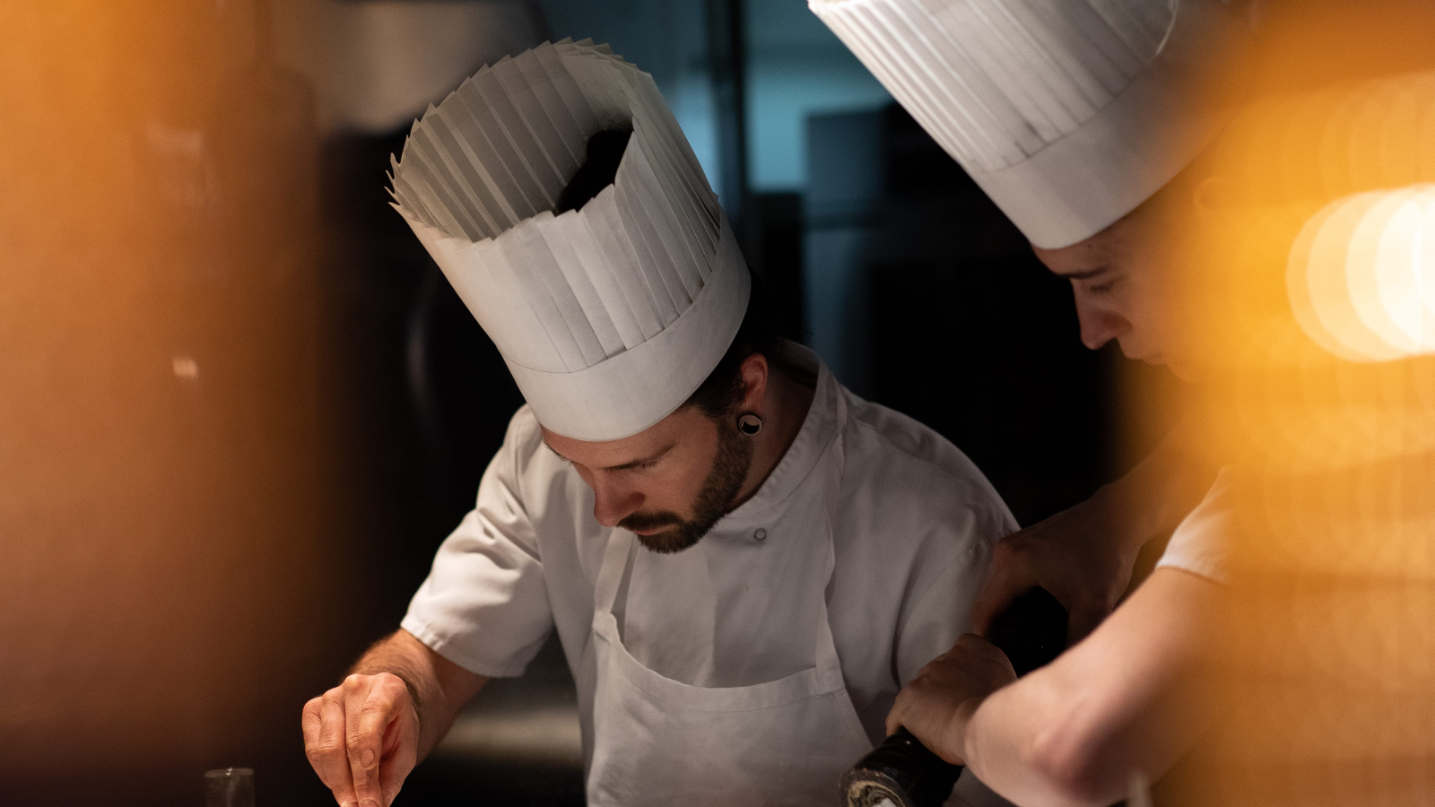 Cuisiniers de la maison Aribert préparant un plat