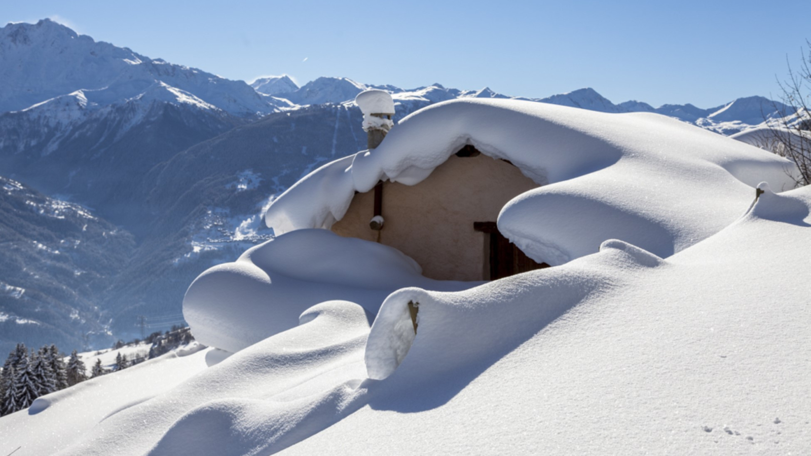 Chalet sous la neige