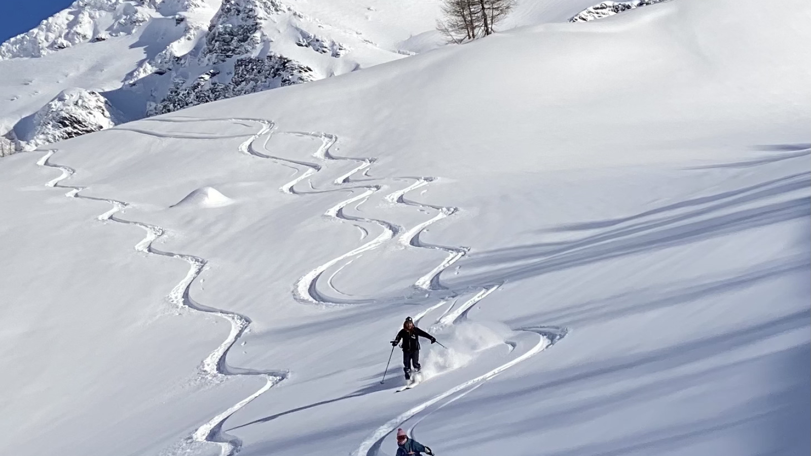 2 skieurs évoluant en ski hors pistes, sortie encadrée par un moniteur de l'école SNOCOOL