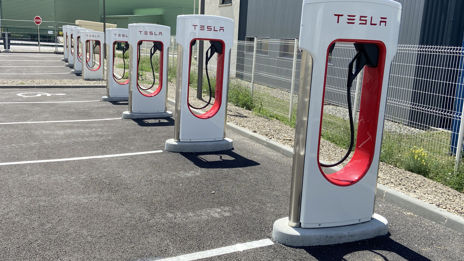 8 bornes Suerchargeur Tesla