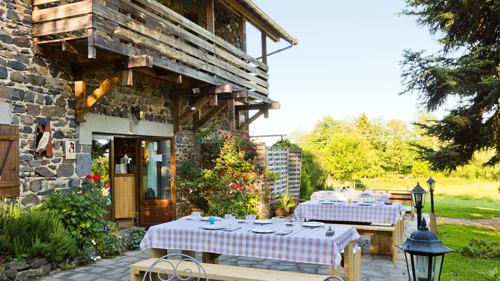 De jolies petites tables pour déjeuner ou dîner en amoureux