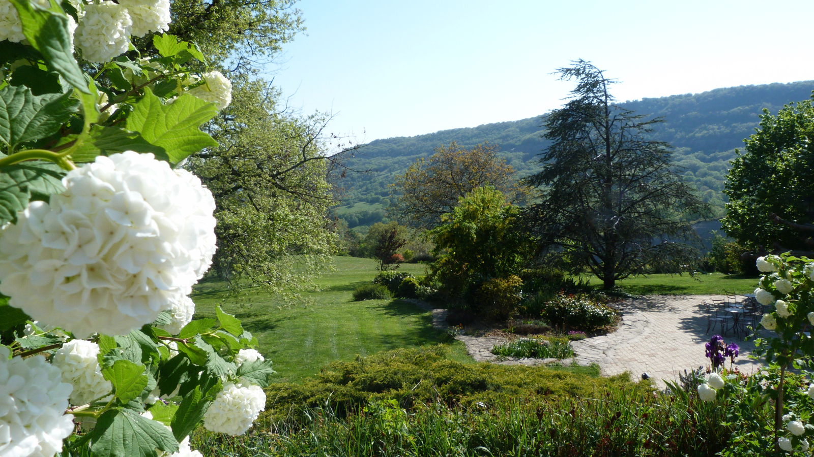 Le parc arboré du restaurant la Mère Biquette à St Pons