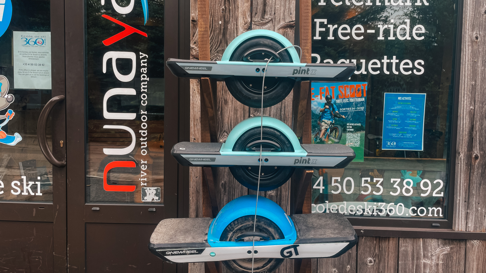 3 onewheel sur un support devant la boutique nunayak 360