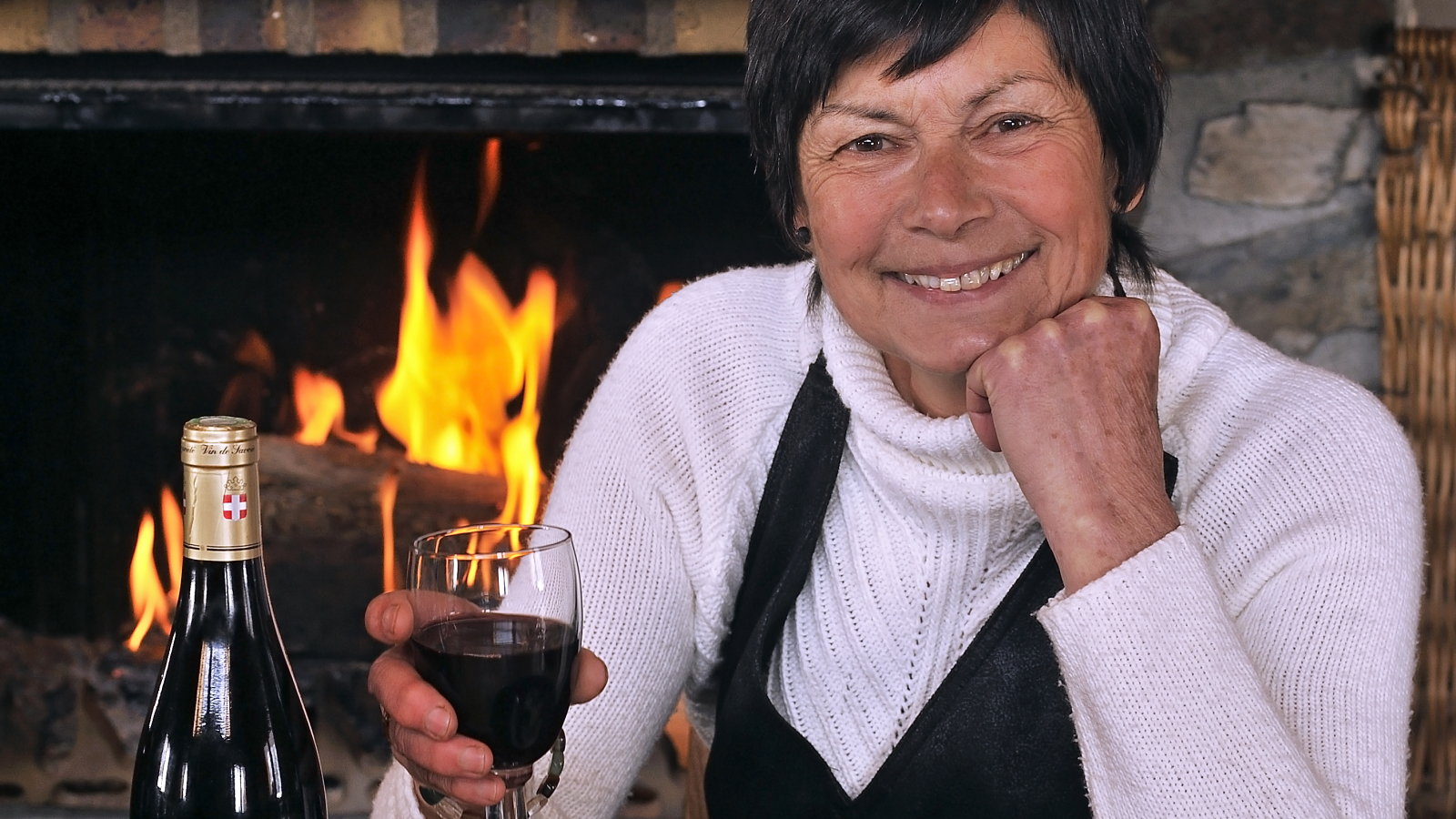 Jacky devant la cheminée