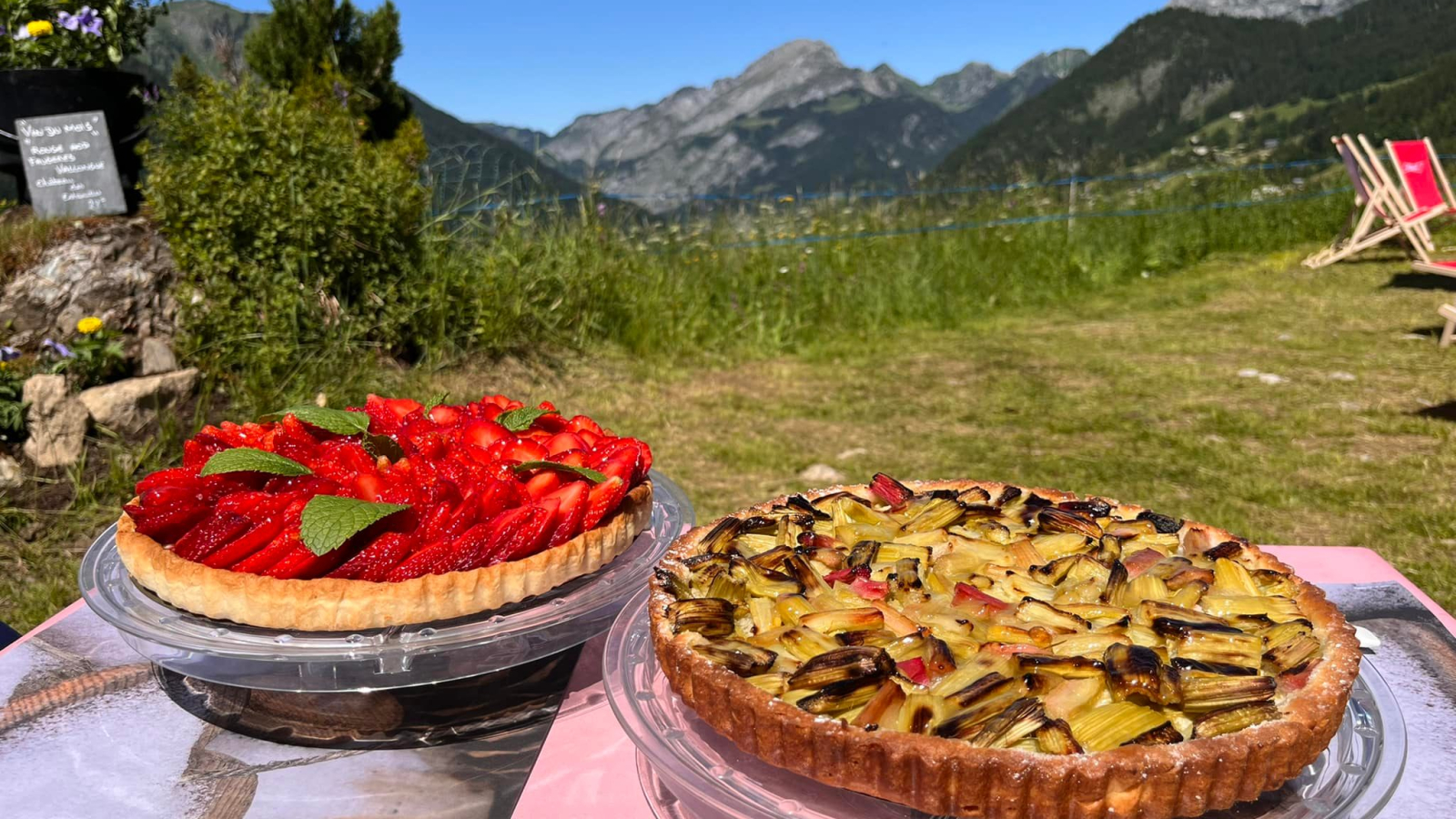 Tartes aux fraises et à la rhubarbe maison