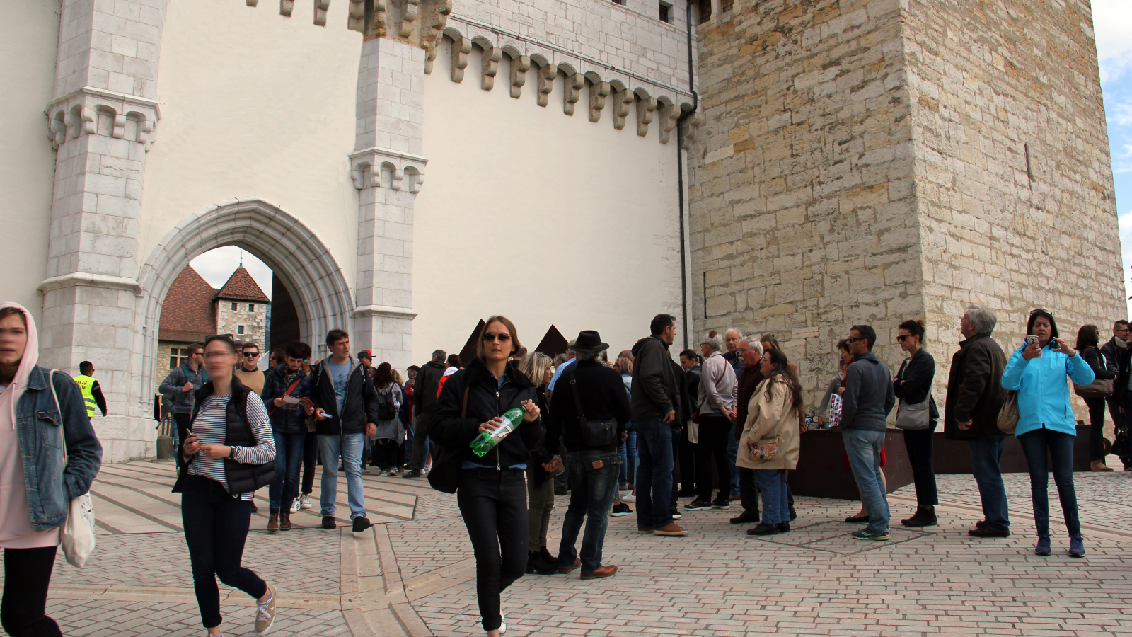 Photo de la file de visiteurs devant le château d'Annecy