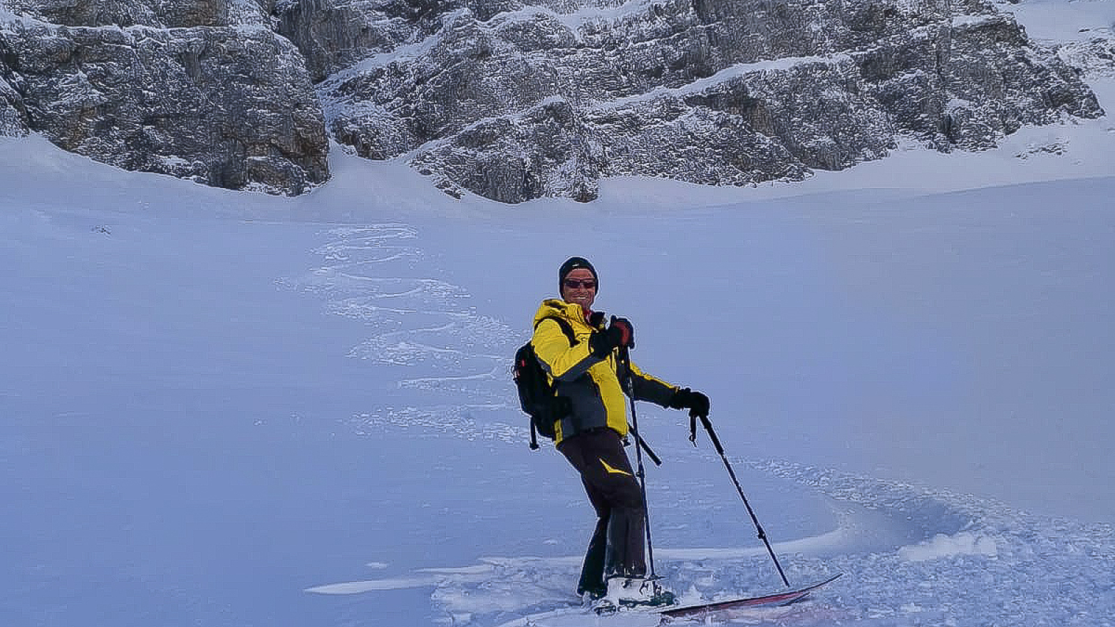 Descente en ski dans la neige fraîche