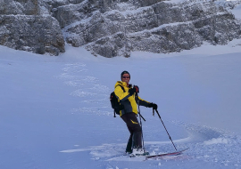 Descente en ski dans la neige fraîche