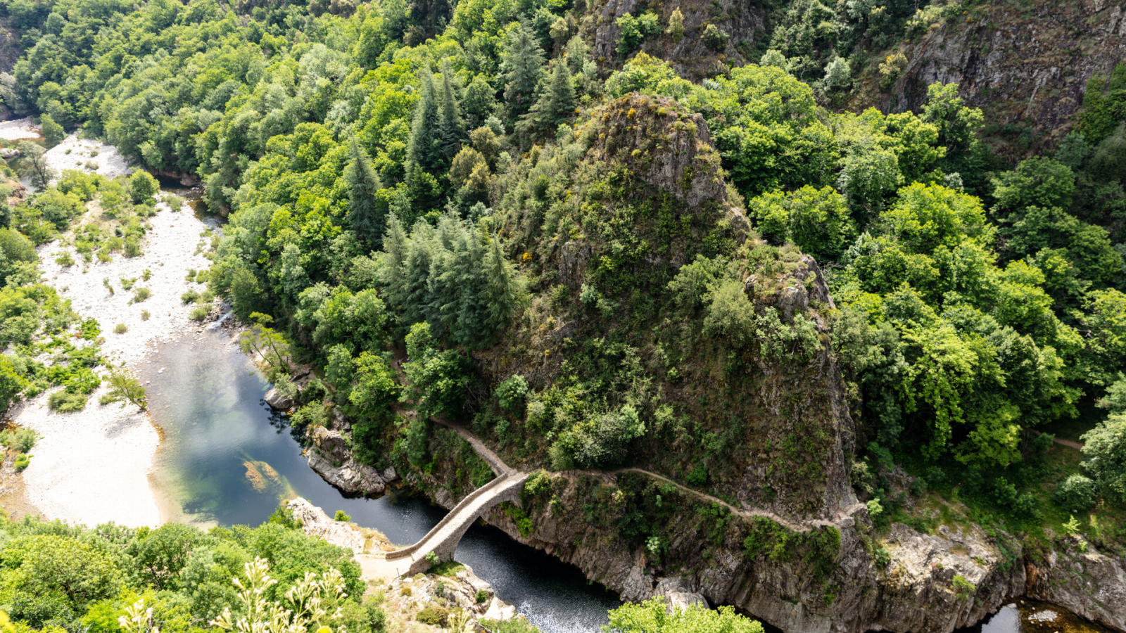 Thueyts - Rando de l'échelle du roi - pont du diable au printemps ©sourcesetvolcans