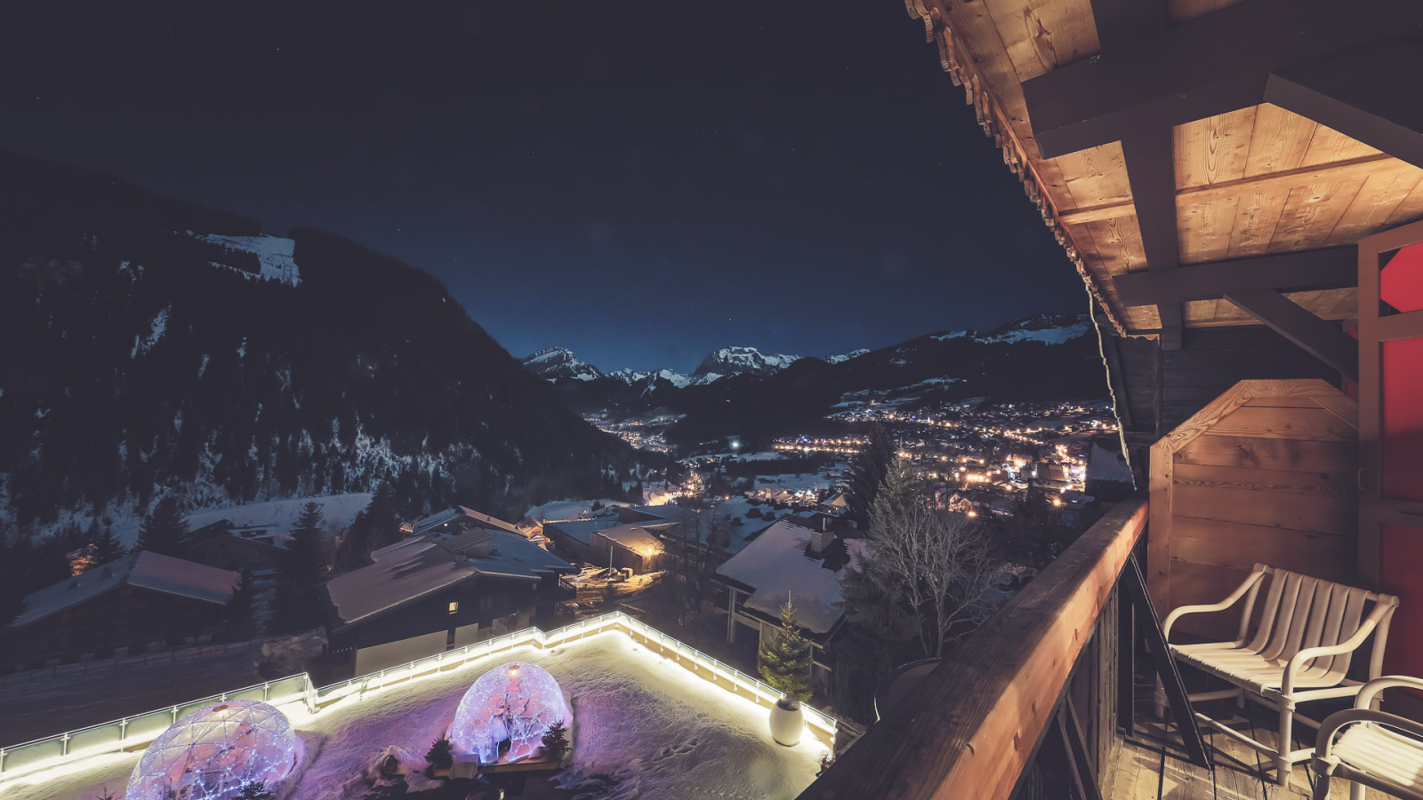 Vue sur la Vallée depuis le balcon d'une chambre de nuit et en hiver