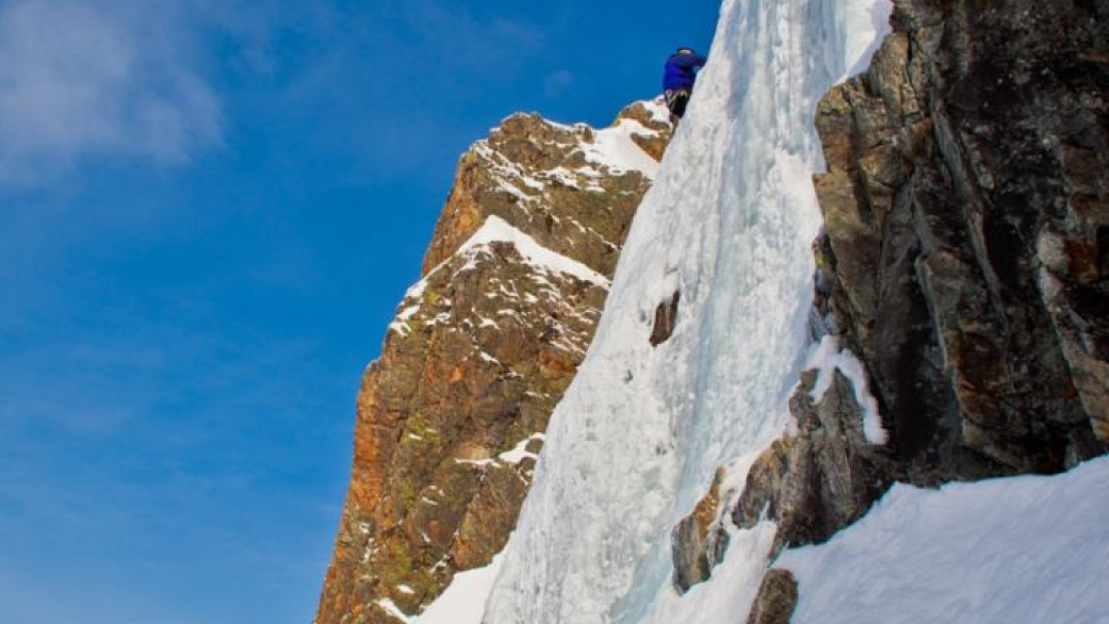 Ice climbing initiation near Oz en Oisans