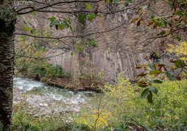 Jaujac - Coulée basaltique à l'automne ©sourcesetvolcans