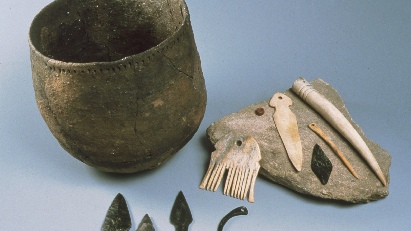 Ceramic, deer antler comb and Neolithic arrowheads