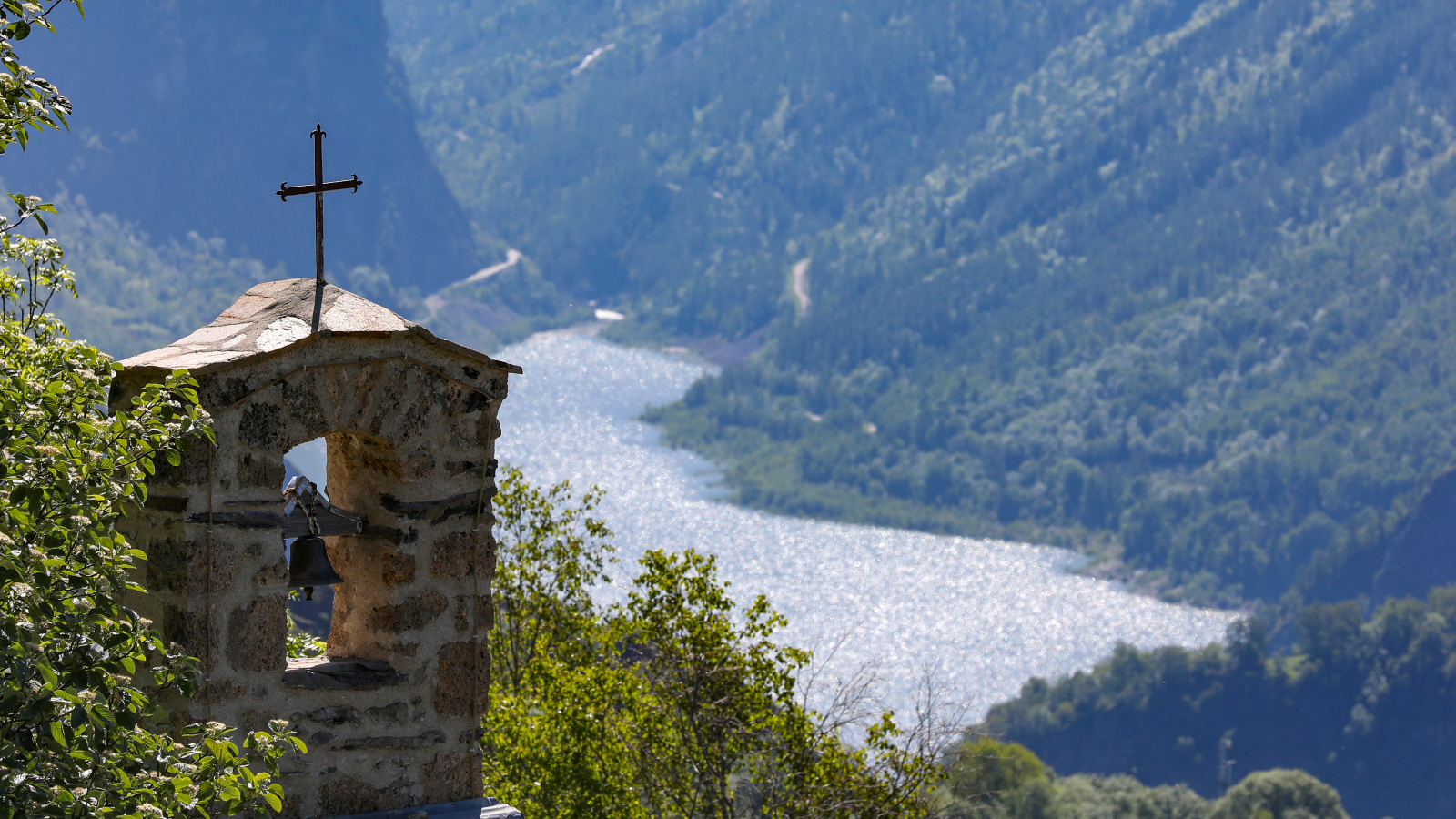 clocher avec lac en arrière plan