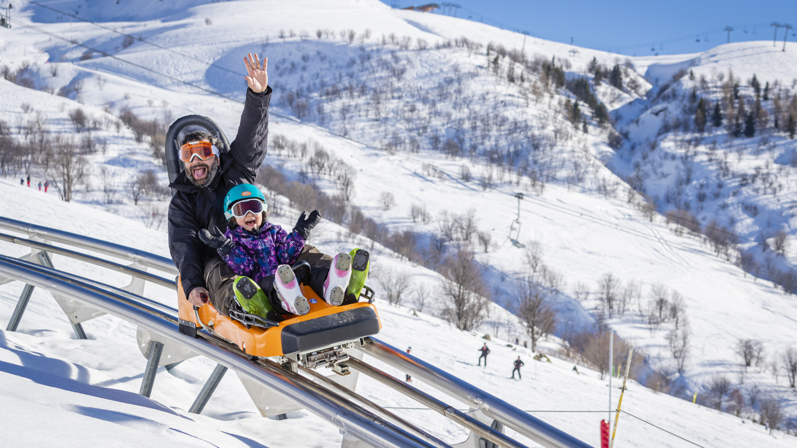 Un père et son fils sur la luge