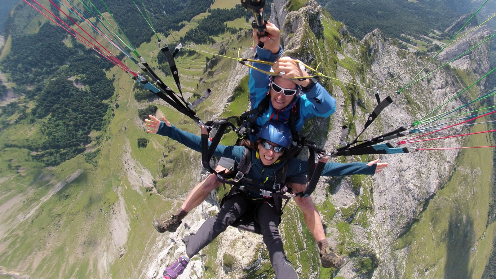 Vol biplace au-dessus de la barre d'Aujon à Flaine en été