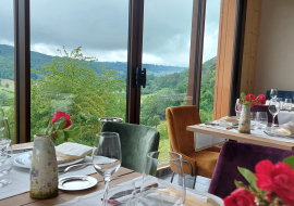 Salle avec vue vallée de la Doire-château Anjony et village de Tournemire