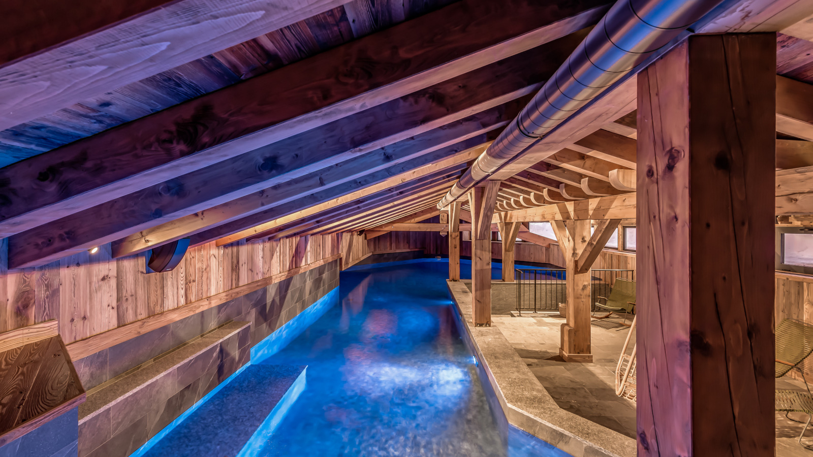 Piscine intérieur sous mansarde