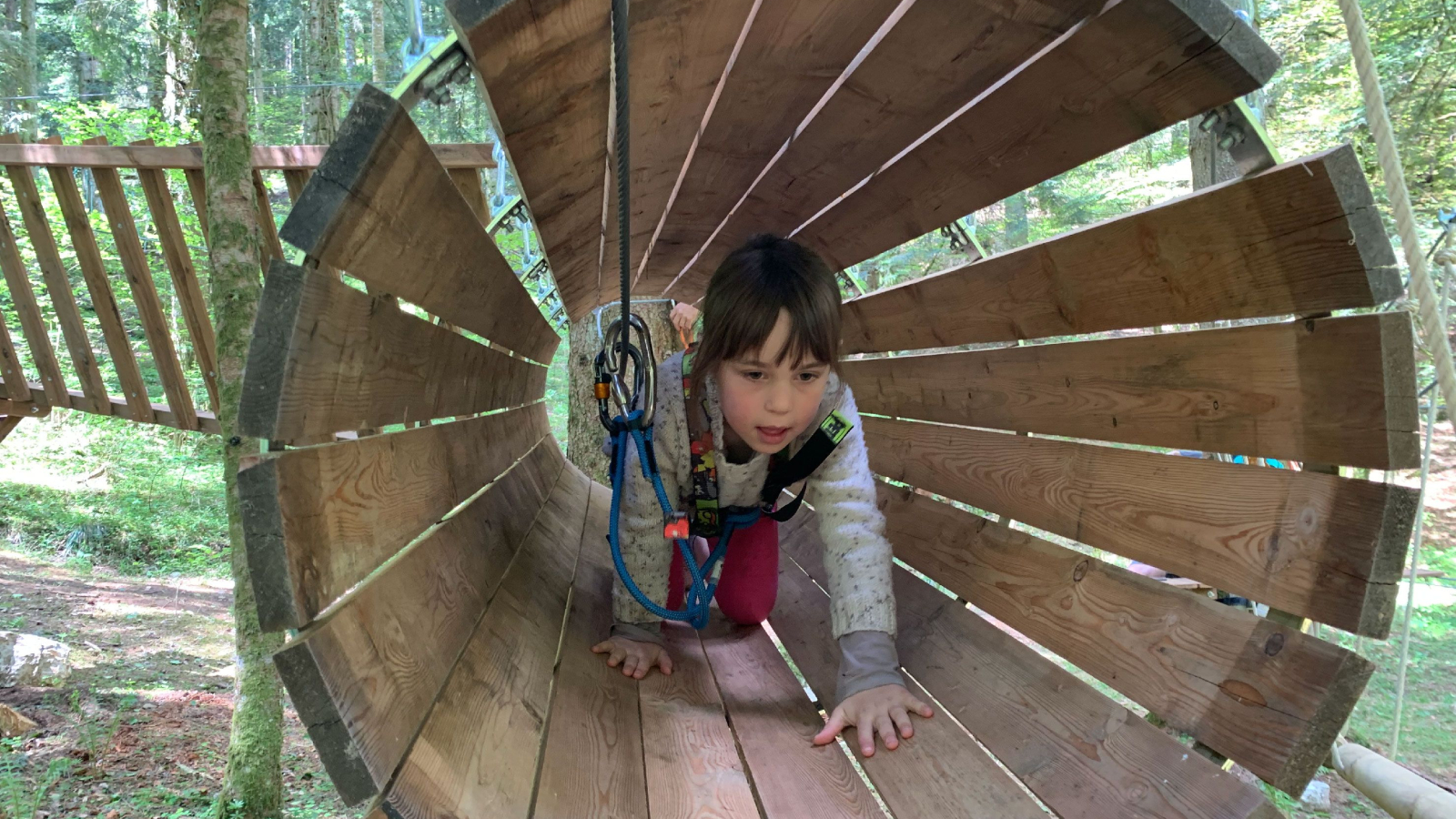 parcours blanc - tunnel en bois