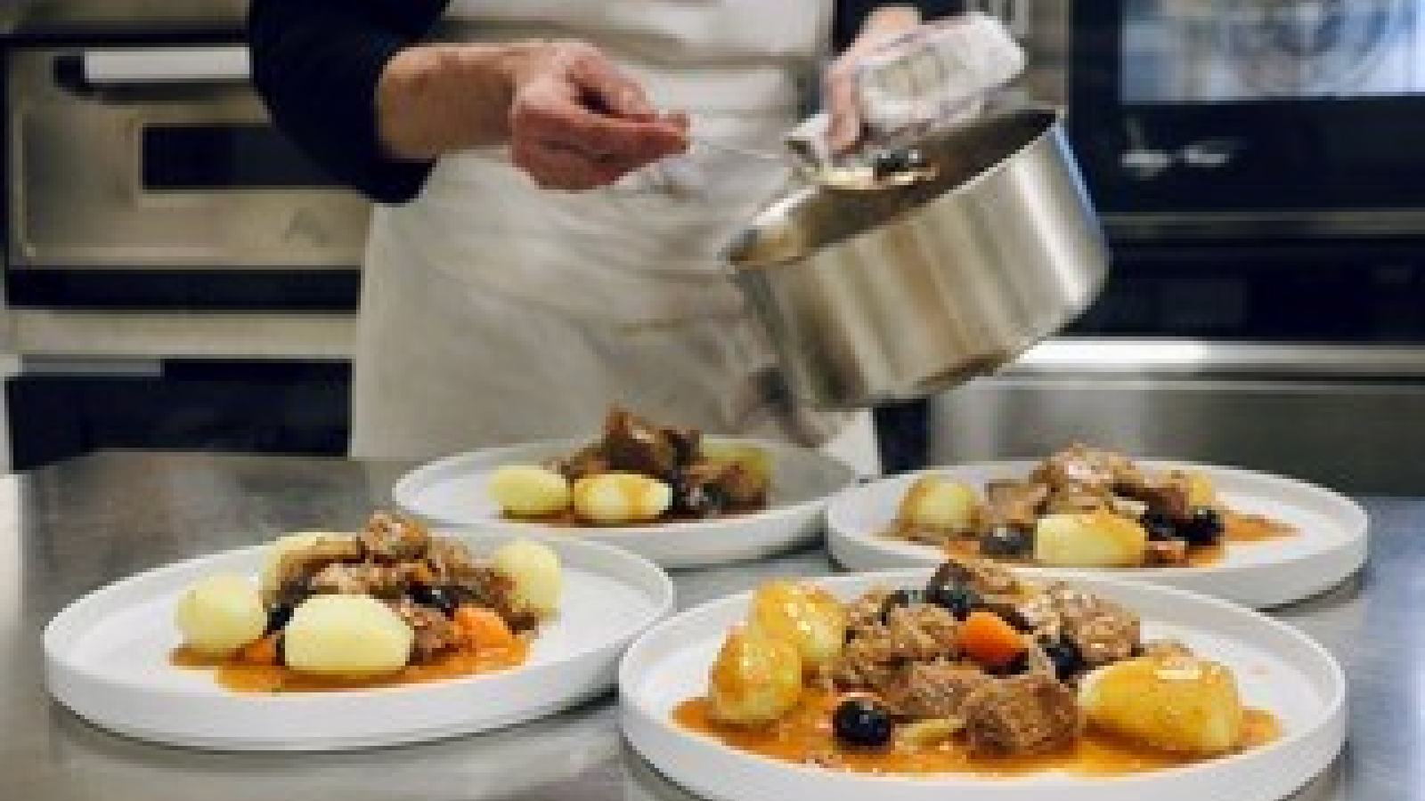 Sauté d'agneau aux olives noires, accompagné de pommes vapeur