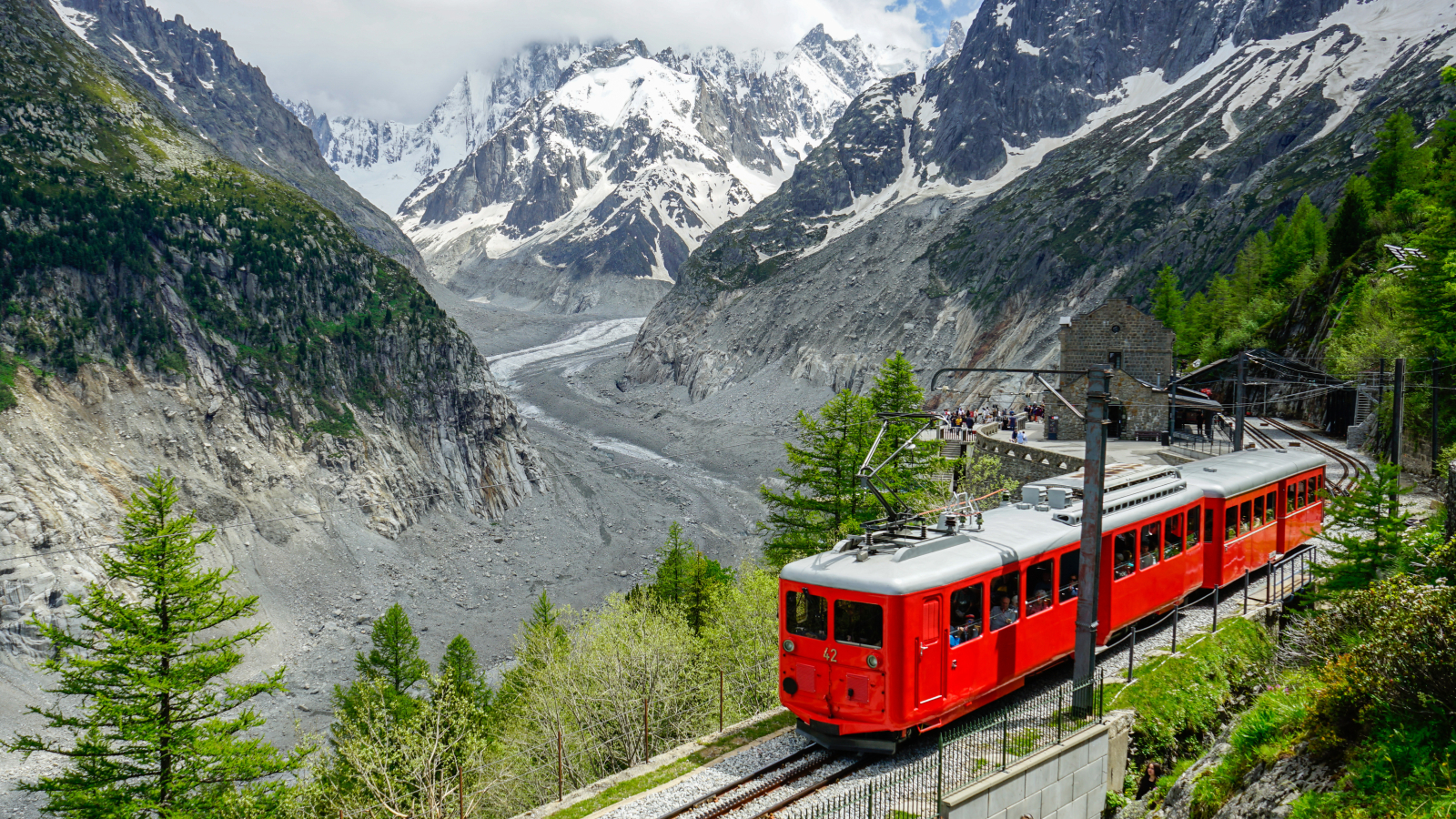 Train du Montenvers avec vue sur la Mer de Glace