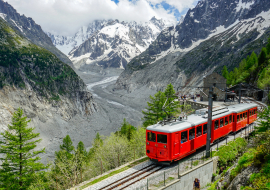 Train du Montenvers avec vue sur la Mer de Glace