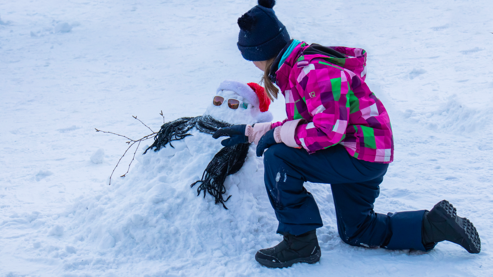 Concours de bonhomme de neige avec vos propres accessoires (écharpe, carotte, lunettes, etc.)