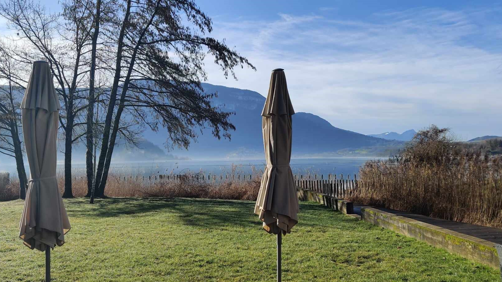 Tables et parasols devant le lac d'Aiguebelette