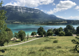 Plage du Sougey à Aiguebelette - Sable et pelouse