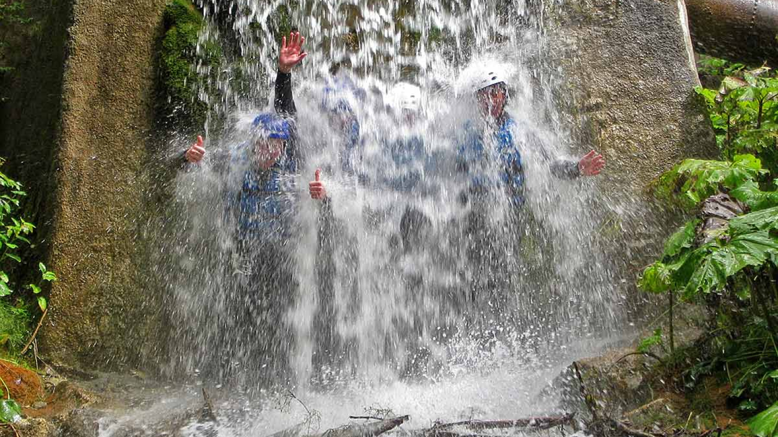 Baignade sous la cascade