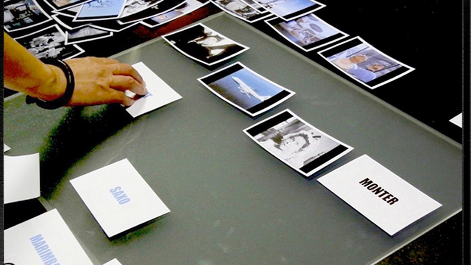 Table de montage avec différentes cartes posées dessus.