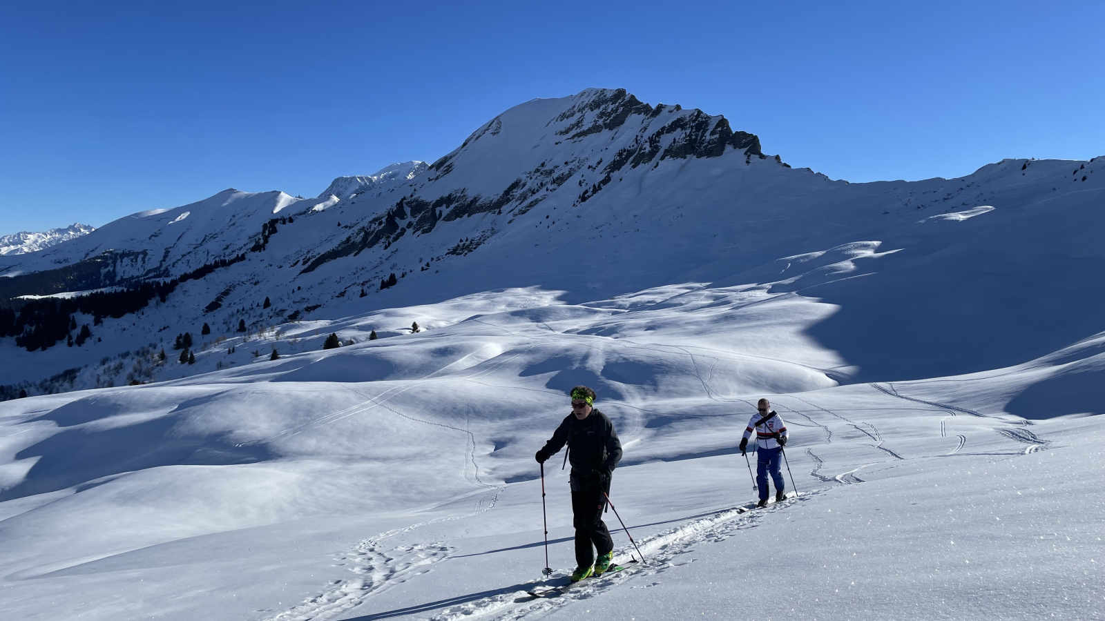 Skieurs de randonnée en montagne