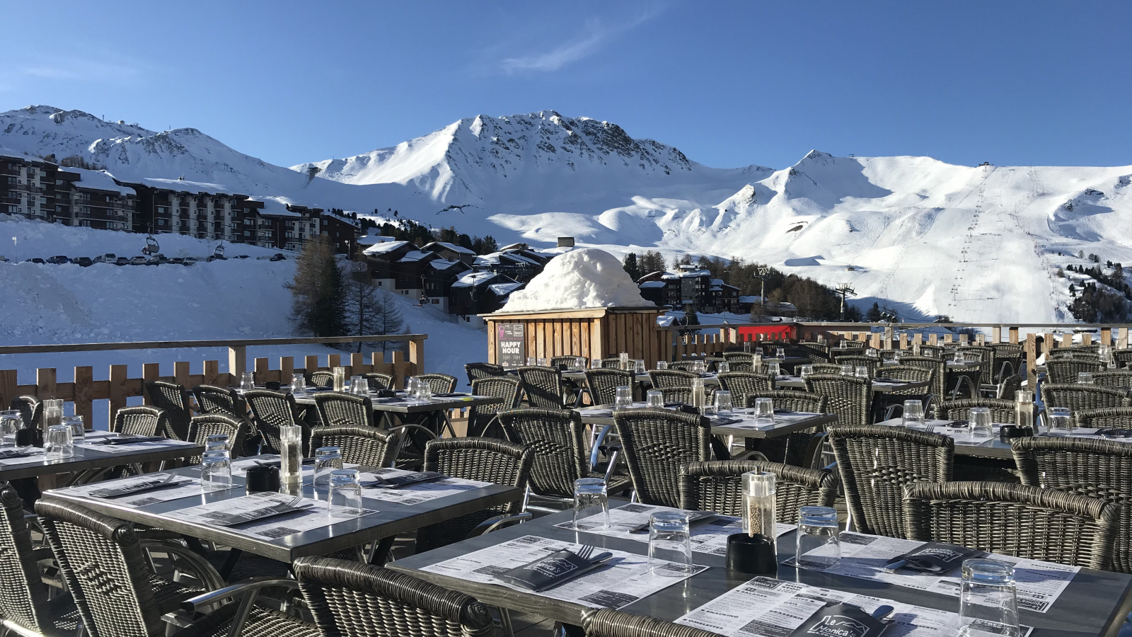 Notre grande terrasse prête pour le service 