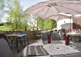 Une terrasse ombragée pour de bons déjeuners pendant les beaux jours