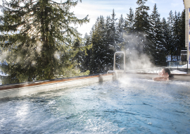 Jacuzzi extérieur en fin de journée