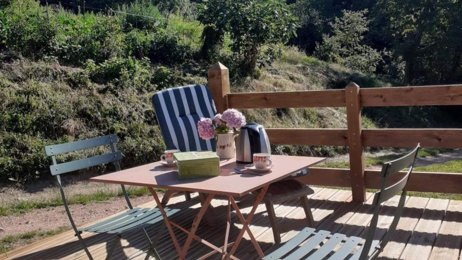 Petit Gîte 'L'Etape Cavalière' à Beaujeu dans le Beaujolais - Rhône : Une terrasse pour profiter d'une nuit  étoilée, d'un petit déjeuner au levé du soleil ou d'un goûter à l'ombre !