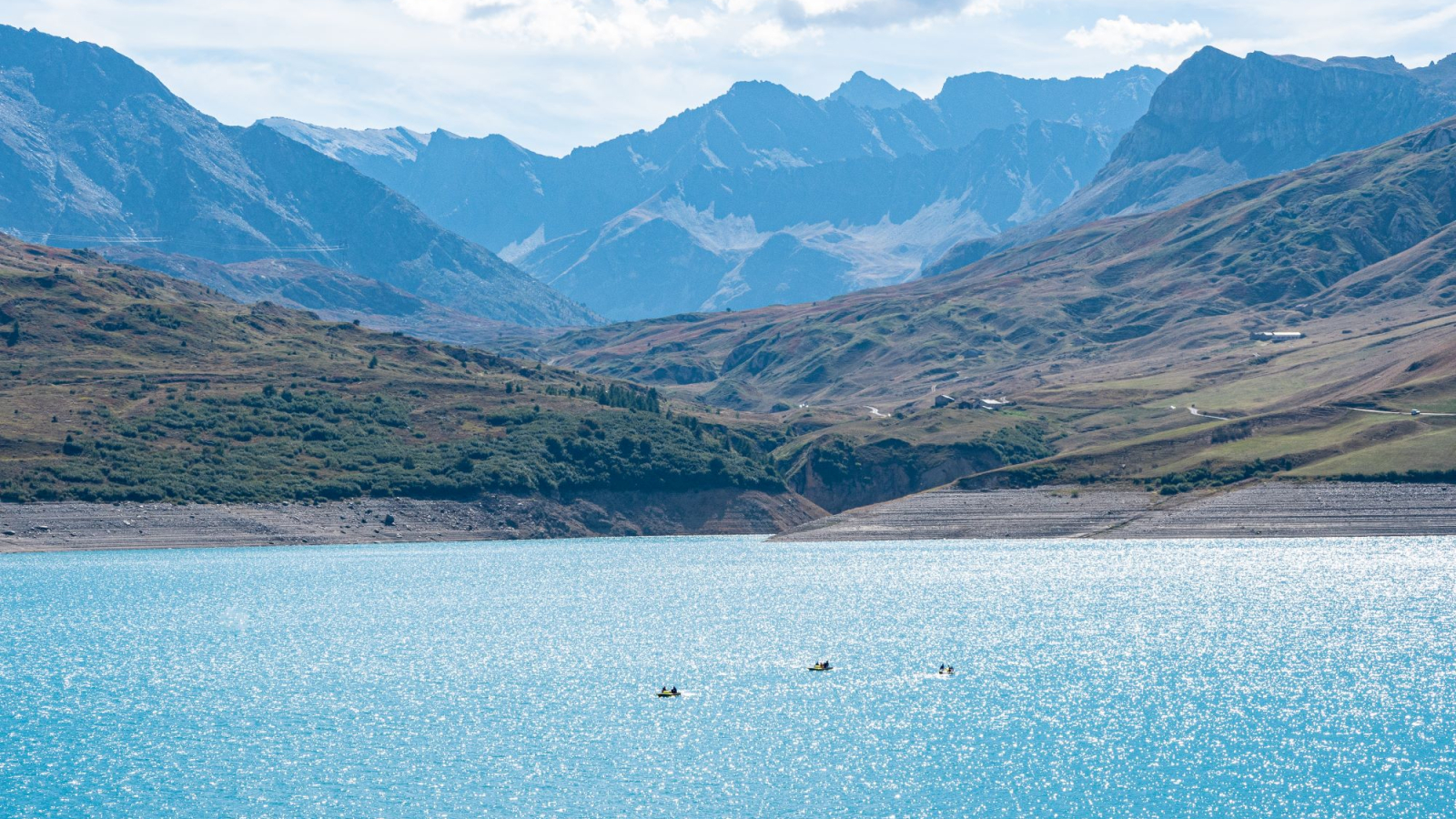 Canoës et pédalos traversant le lac