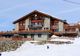 Le chalet et sa terrasse en hiver