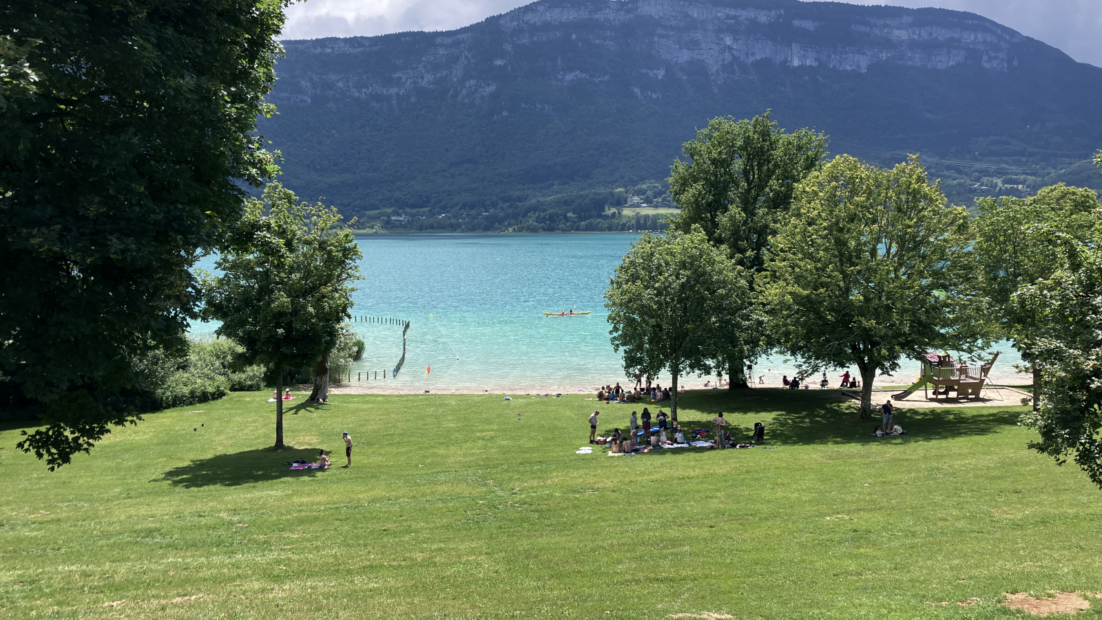 Grande pelouse sur plage du Sougey à Aiguebelette