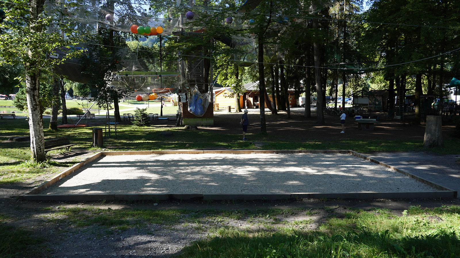 Terrain de pétanque au bord du Lac Bleu à Morillon