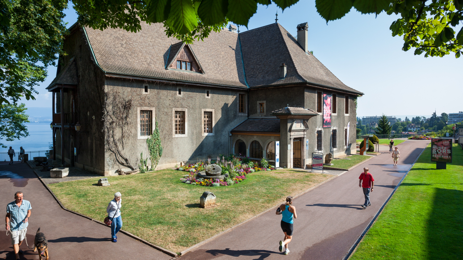 Vue de l'office de tourisme de Thonon de l'extérieur en été