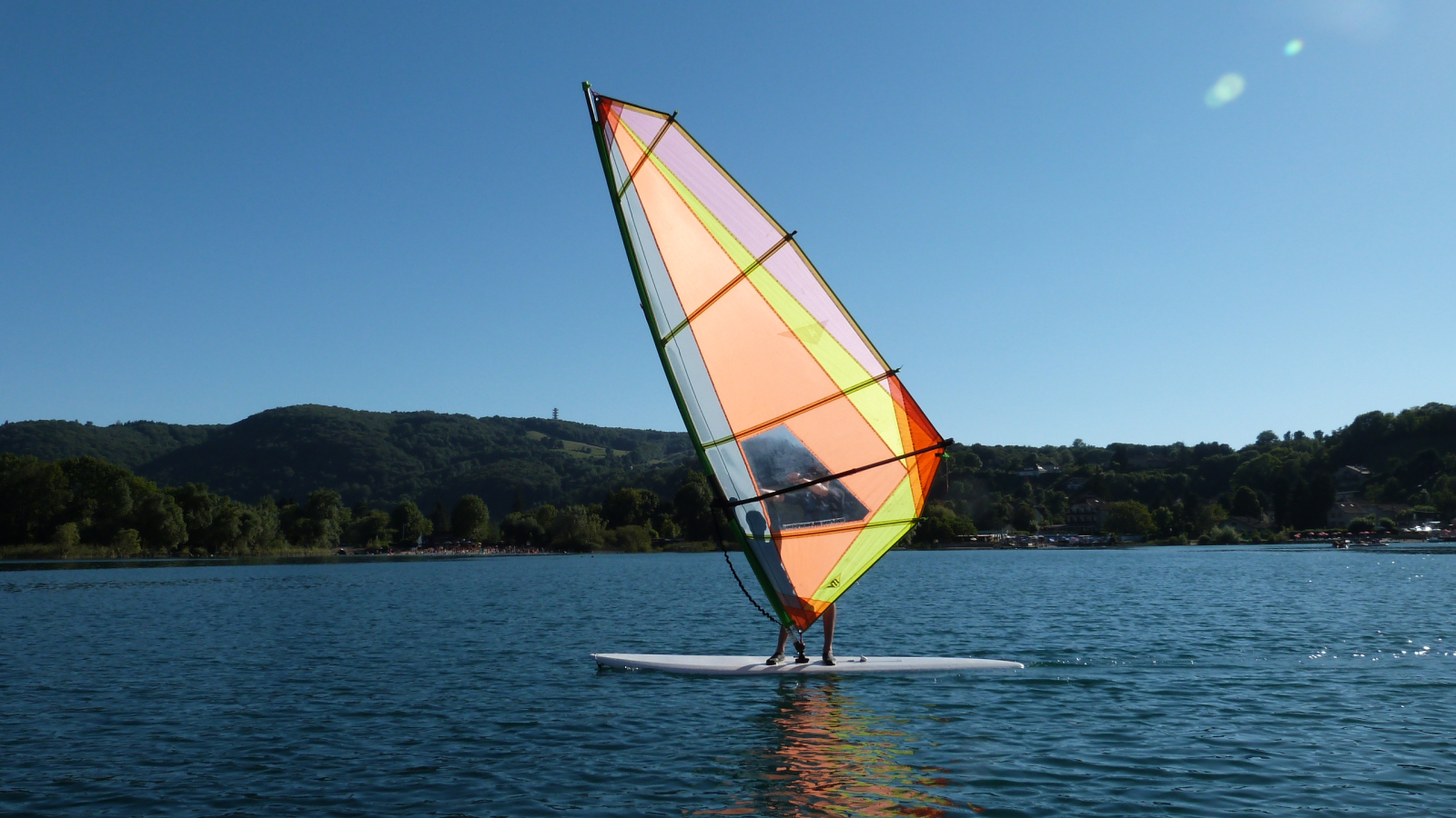 Planche à voile sur le lac